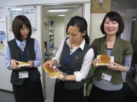 茜丸本舗さんの企業のロゴ入りどら焼きの撮影風景(^_^)